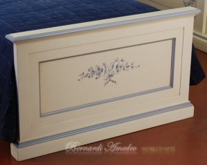 Letto singolo ad 1 piazza in legno con finitura laccata e decorata